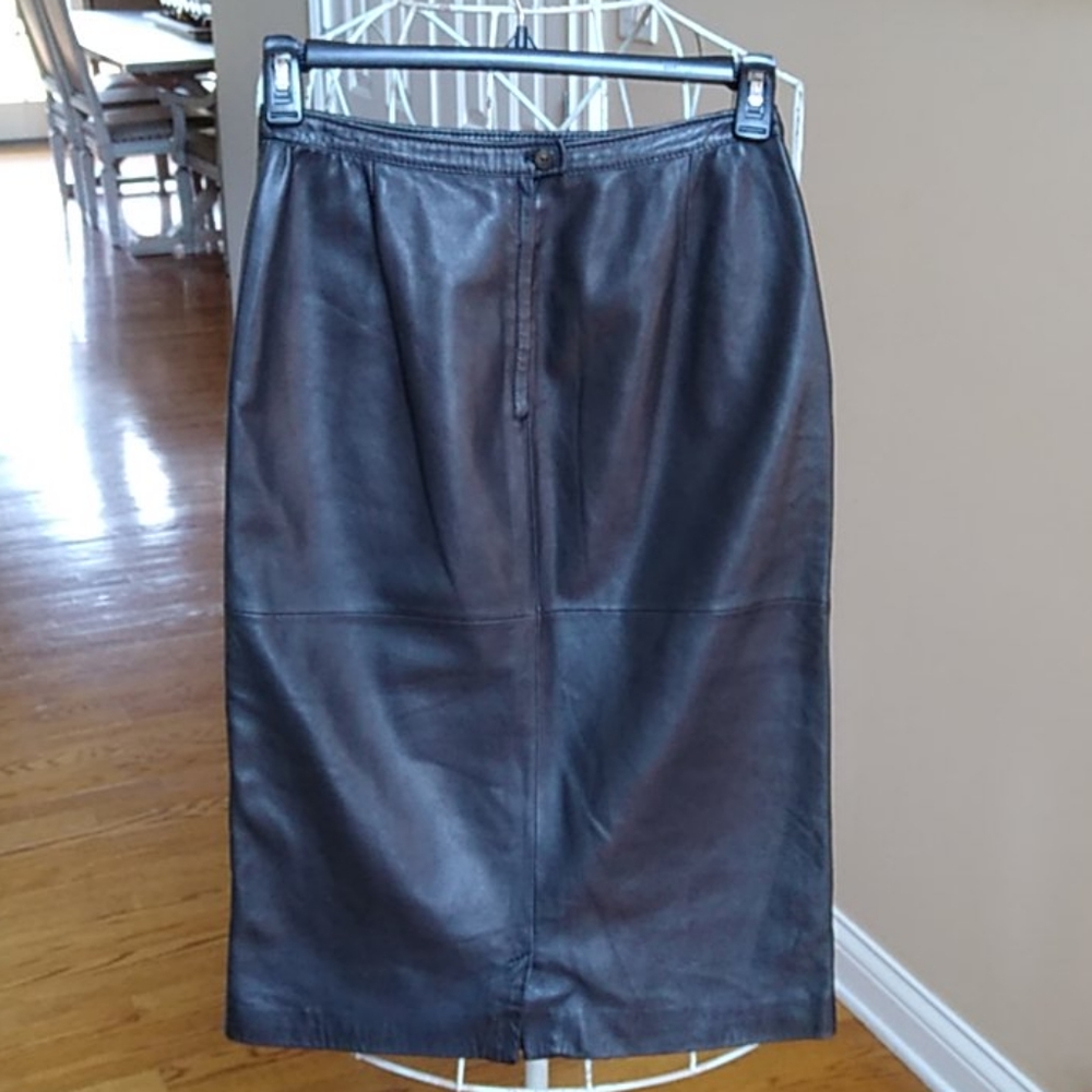 Exquisite Valentino Leather Skirt - Picture 4 of 16